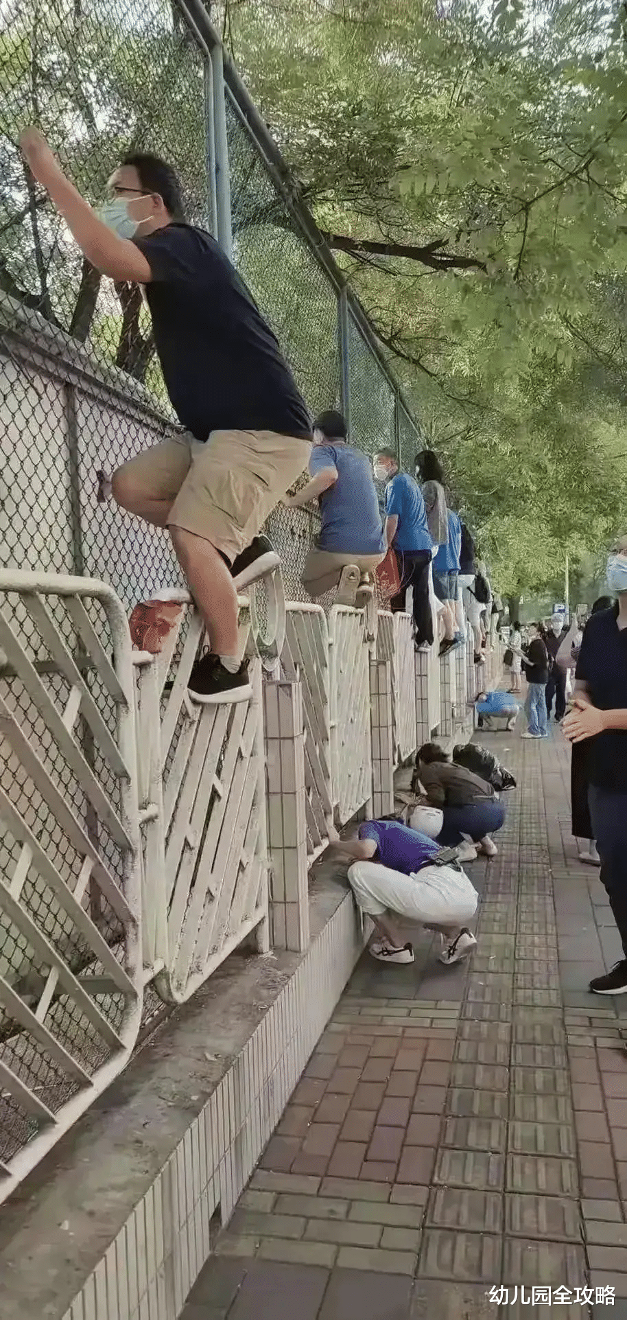 幼儿园全攻略|开学季“长”满围墙上的家长，身手了得！还请注意安全，学会放手