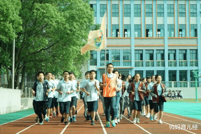 发型|初中生发型有“新标准”，引发学生排斥，这样的发型你能接受吗？