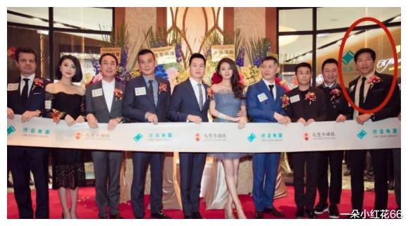 张耀扬|57岁乌鸦张耀扬内地复出捞金？与酒厂工作人员聚会喝茅台，餐桌上一片狼藉