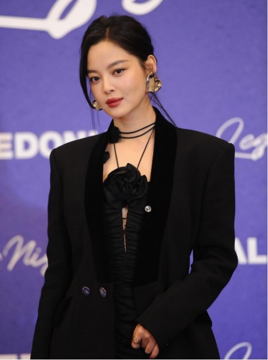 辛芷蕾|辛芷蕾玩下衣失踪，149元黑丝穿出高级感，网友：比杨幂穿得好看