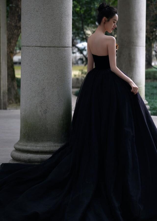 袁冰妍|袁冰妍越来越像赵丽颖了，穿抹胸纱裙打扮似黑天鹅，差点没认出来