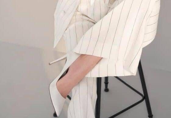 闲鱼有话说 46岁林志玲近照曝光,穿条纹套装皮肤紧致如少女,42码大脚最抢镜