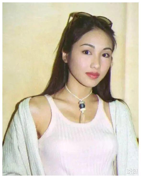 黎姿|49岁黎姿带女儿坐地铁，年近半百状态超好，戴口罩也挡不住好气质