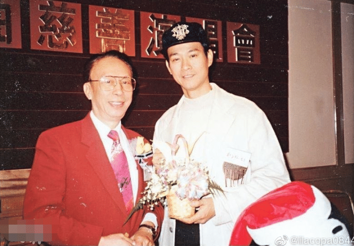 郑少秋|郑少秋憔悴现身殡仪馆拜祭恩师陈笑风，双眼红肿神色哀伤