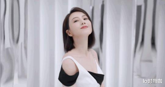 lo时尚咖|40+的高圆圆的颜值“逆生长”，穿拼接裙气质太高贵，美得不像话