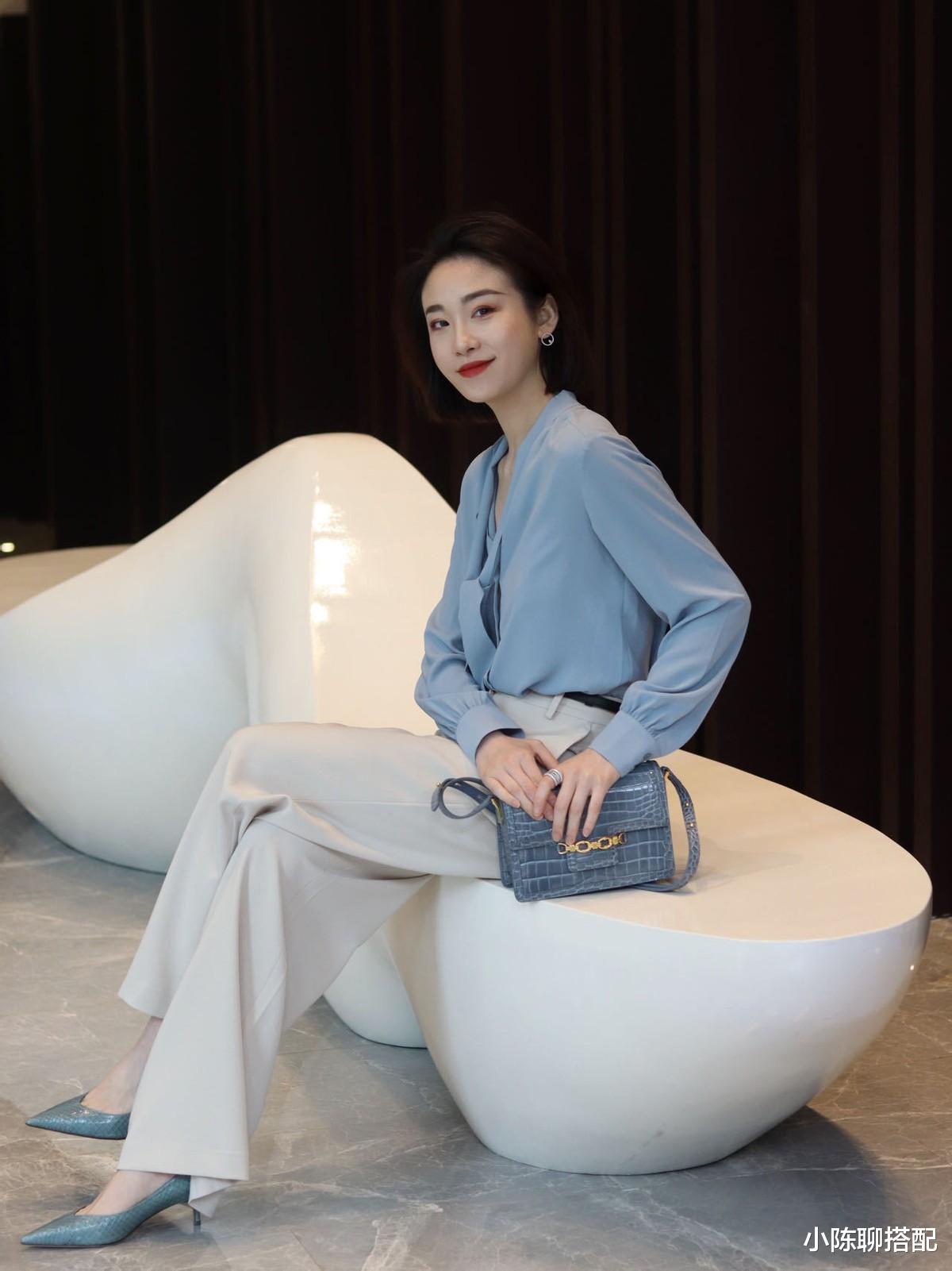 小陈聊搭配 这才是50岁熟女的秋季穿衣榜样！高级又得体，照着穿想不气质都难