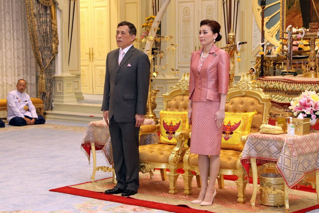 全球时尚风行|时隔一个月泰王终于亮相了!苏提达陪同见外宾,王后刺绣蓝裙超美