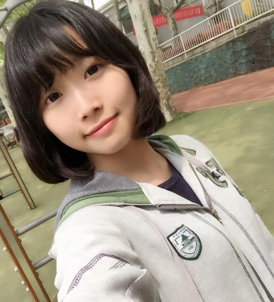 |走进黄菡在生活中的家，餐桌上还包着塑料膜，这生活过得好节俭