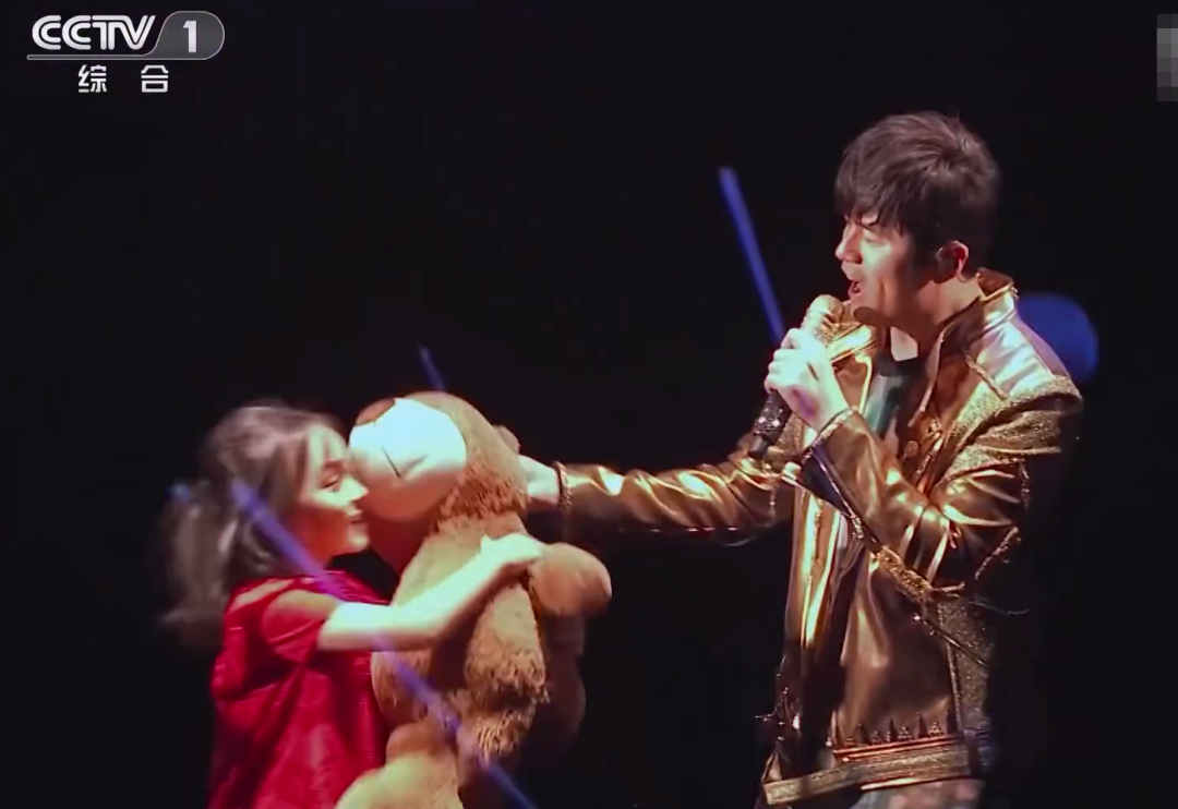 周杰伦|春晚见证周杰伦17年变化：从帅气到撞脸陈赫，从拼命表演到敷衍