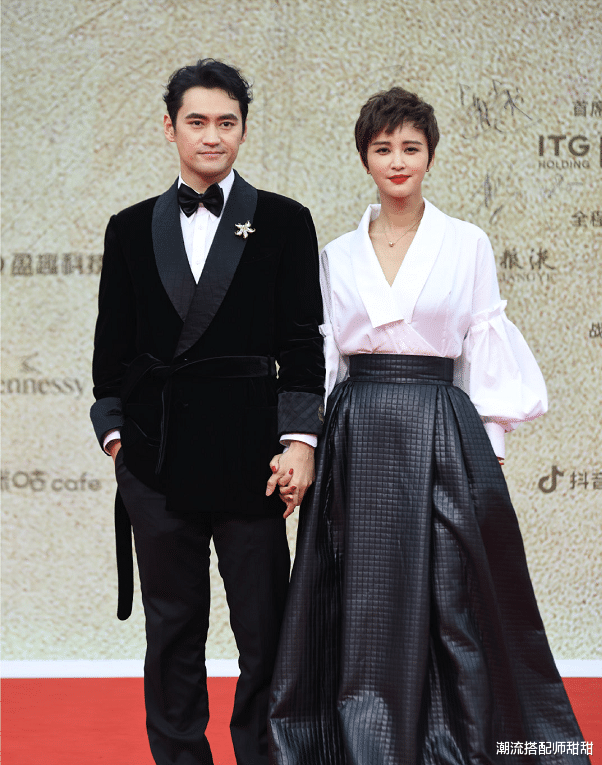 李宇春|金鸡奖：关晓彤礼服又没选对，金晨也太美了，李宇春穿了个啥