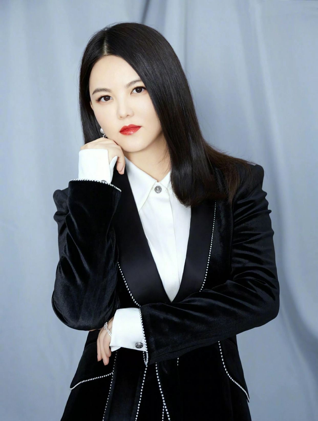 穿衣搭配|李湘难得变节俭，穿掉毛的大衣配“起球”卫衣出门，裤子也皱巴巴