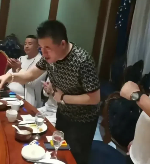 迪丽热巴|曾与赵本山齐名，50岁的魏三现状令人唏嘘，混到去朋友的酒局蹭饭