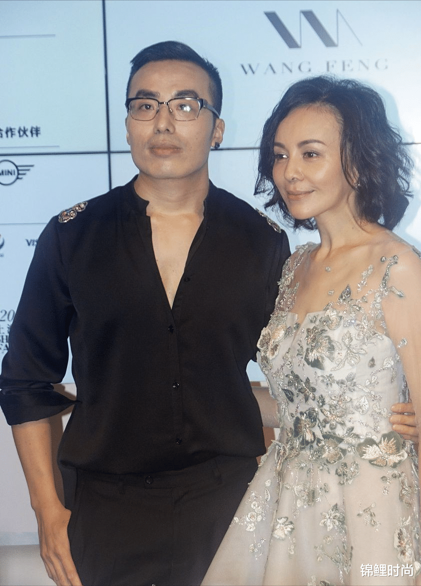 锦鲤时尚|王琳扮起嫩来挺惊艳的，粉色软呢裙配蝴蝶结腰带，有皱纹也不显老