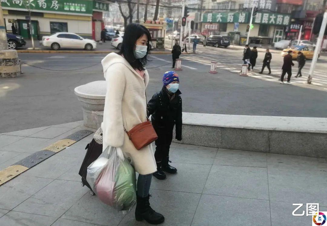 乙图 11岁男童放学后离家出走，被姑姑拦路截回，爸爸听说后眼睛湿润