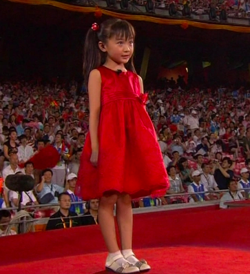 林妙可|21岁林妙可晒减肥视频，染发化妆形象大变，瘦出尖下巴身材仍显胖