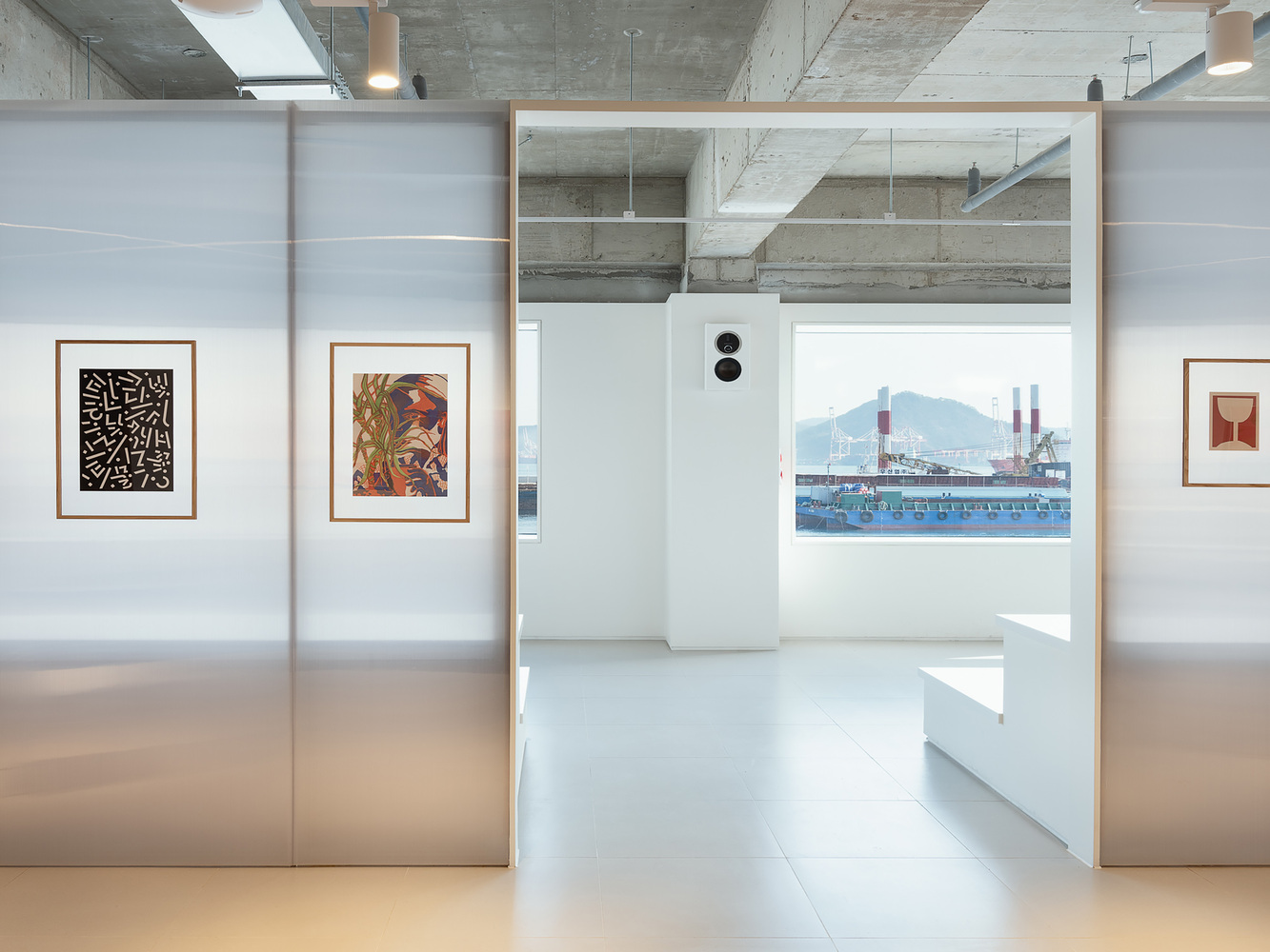 (室内设计)开一个艺术画廊咖啡屋，一边卖咖啡一边卖画