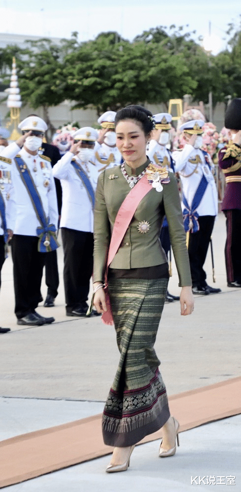 Angelababy|泰王室成员齐现身：王后心情好，贵妃消瘦了；公主没带手机好无聊