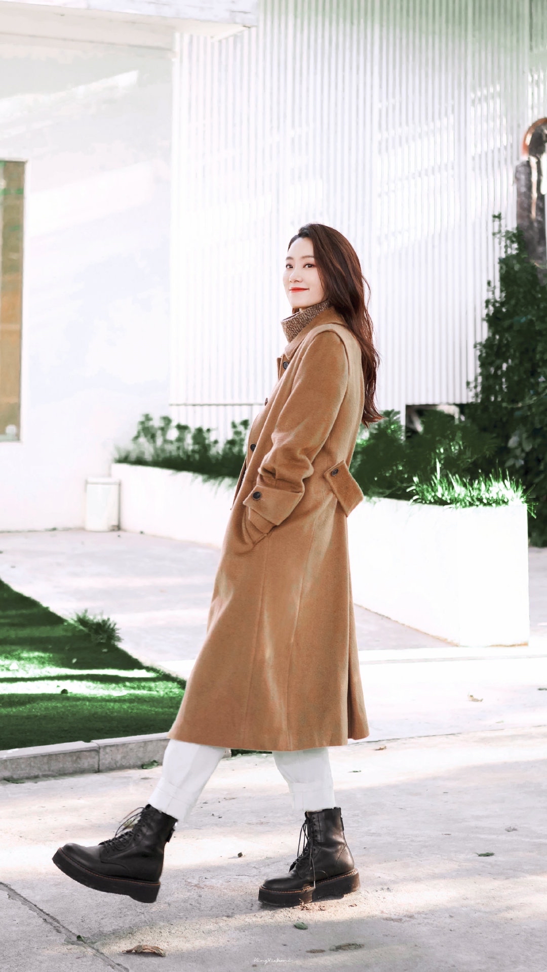 哚乐Like时尚 张小斐越来越有范儿，驼绒大衣配羊绒衫高级优雅，冬日女友已上线