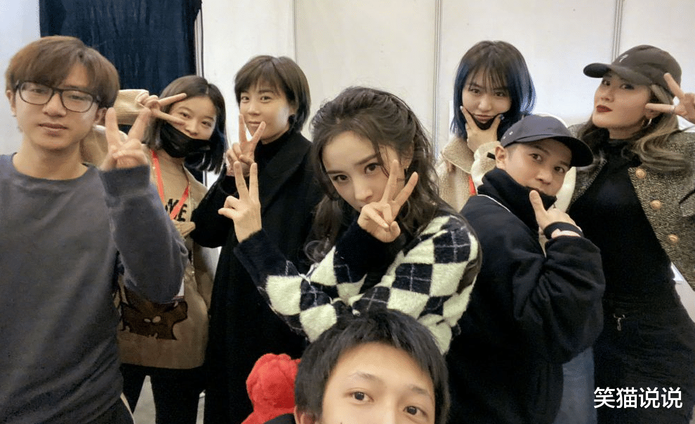 杨幂|杨幂晒照迎新年：化妆间比V好酷飒，与周笔畅搂抱好有爱，神仙友谊羡煞旁人！