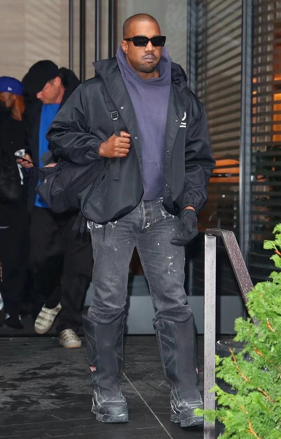 金·卡戴珊|金卡戴珊的新欢偶像包袱贼重！棒球外套配卫衣，与黑人前夫撞造型