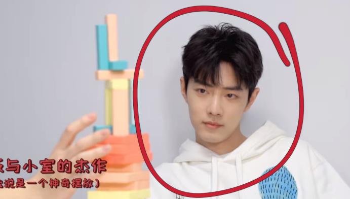 肖战|30岁肖战穿成“学生”亮相!回京后好嫩,和小室玩游戏暴露真面目