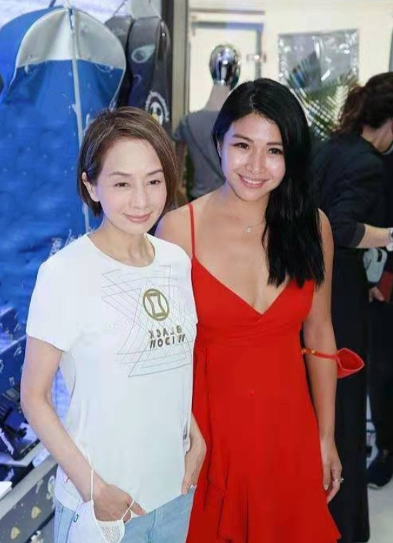 美人哒|61岁毛舜筠才是不老女神,白T恤配牛仔裤,简简单单穿出青春活力