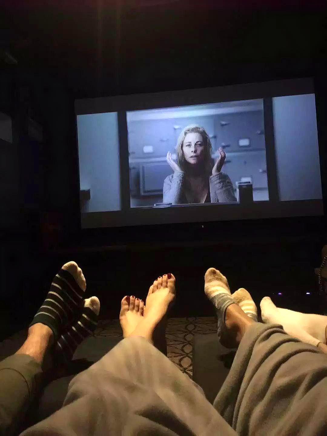 情侣|男子在电影院趁女友上厕所偷吻闺蜜，被后排观众曝光，两人已分手