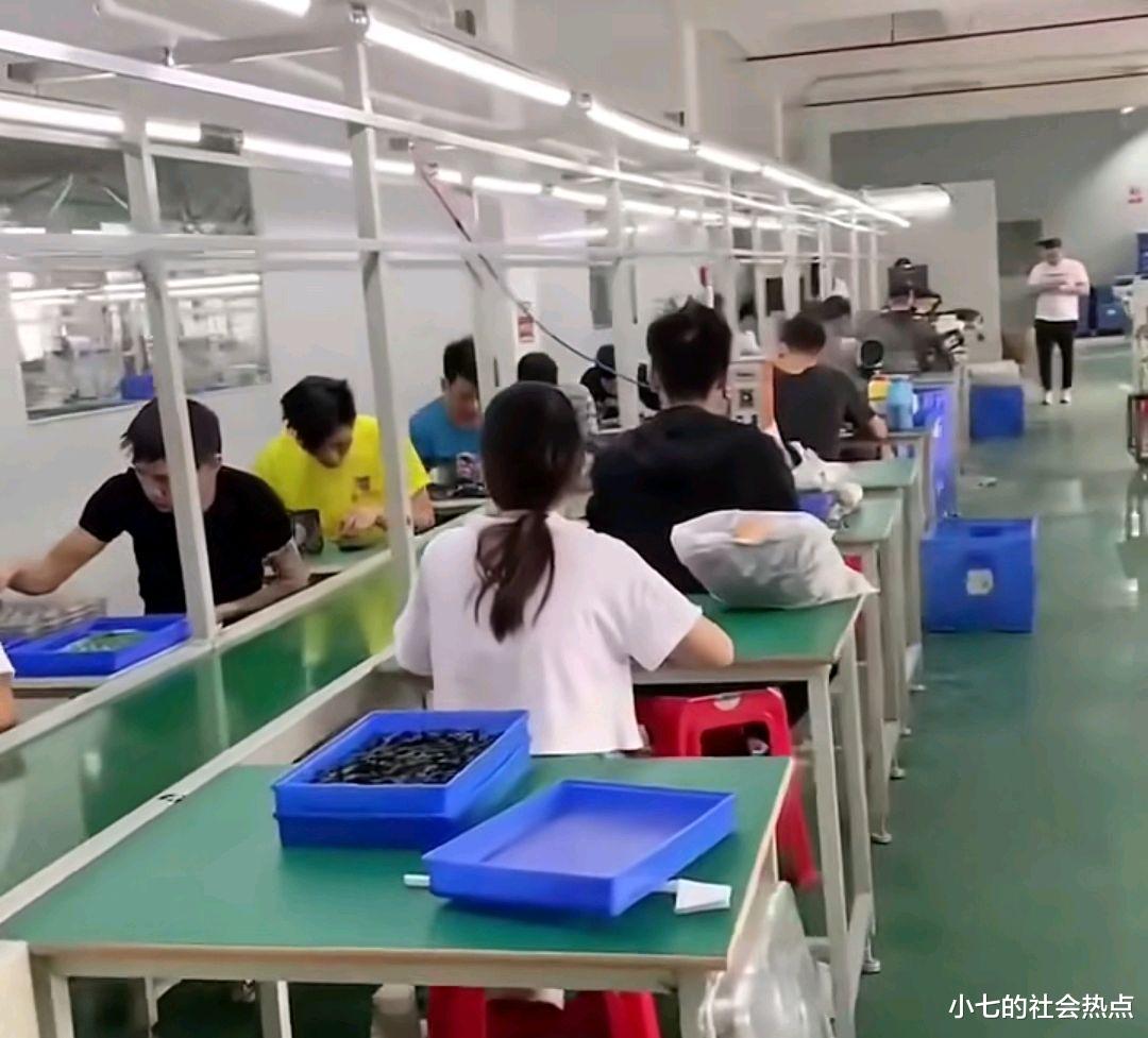 小七的社会热点 一个月工资才八千五,小丽却买3千块的化妆品,怎么能这么败家?