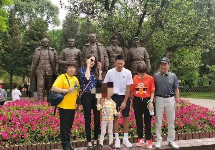 潮流新风|林丹娇妻真会保养，39岁身材还是小姑娘样，穿衣时髦气场不输超模