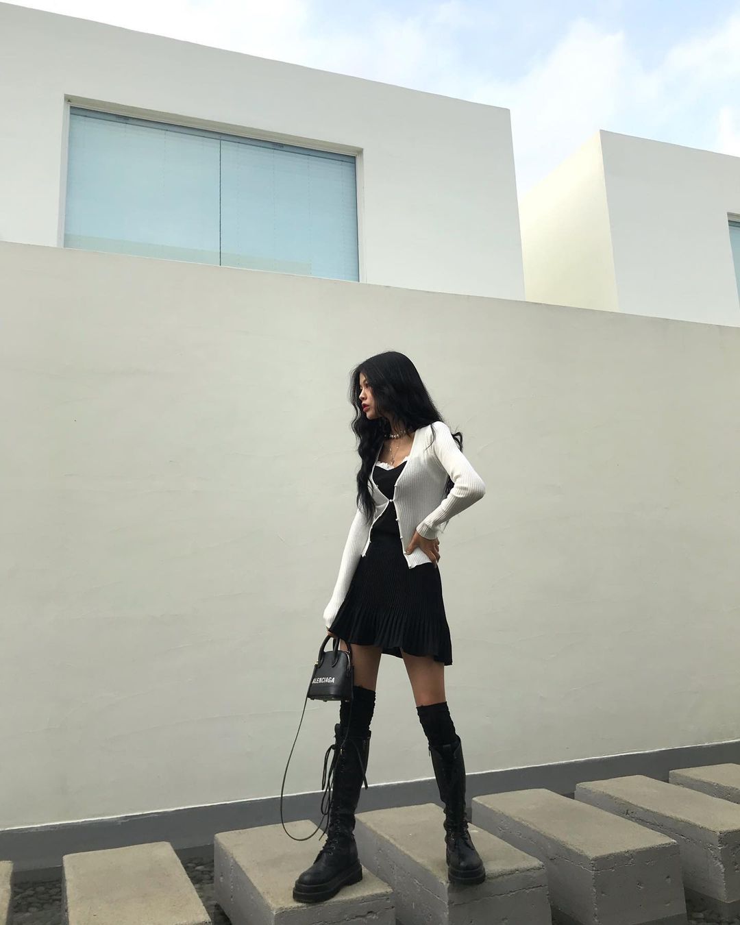 Fashion课代表|吊带裙和针织开衫的搭配超A，换双鞋子就能穿出不同风格，美翻了
