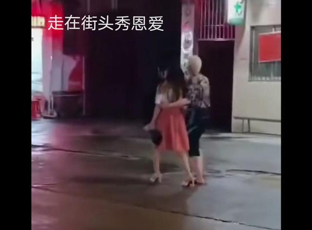 家医谈育 广东广州：白发男子带着年轻漂亮的女友走在街头，让人羡慕