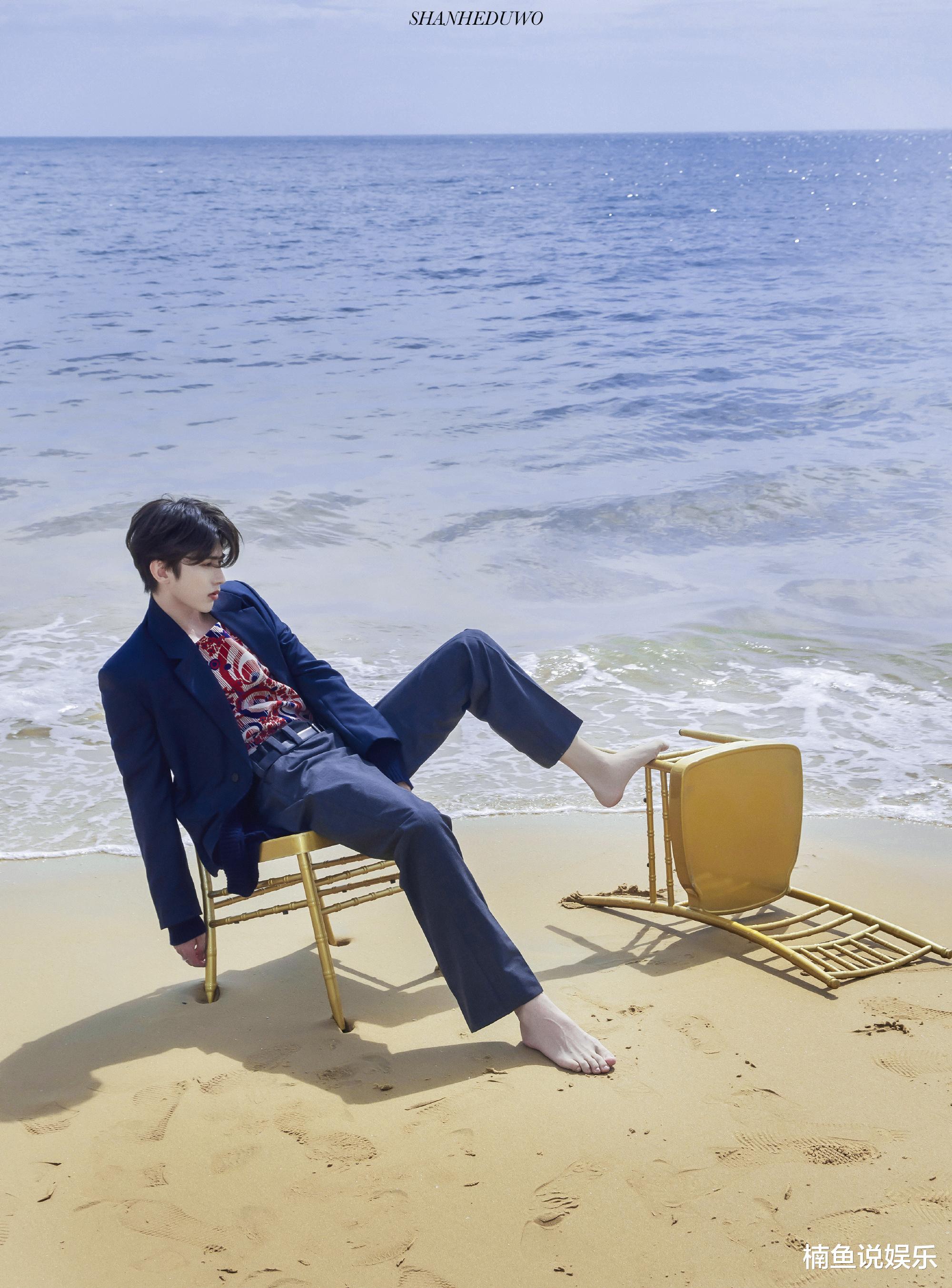 蔡徐坤|拍写真还得是蔡徐坤，把床搬到沙滩上，创意感满满