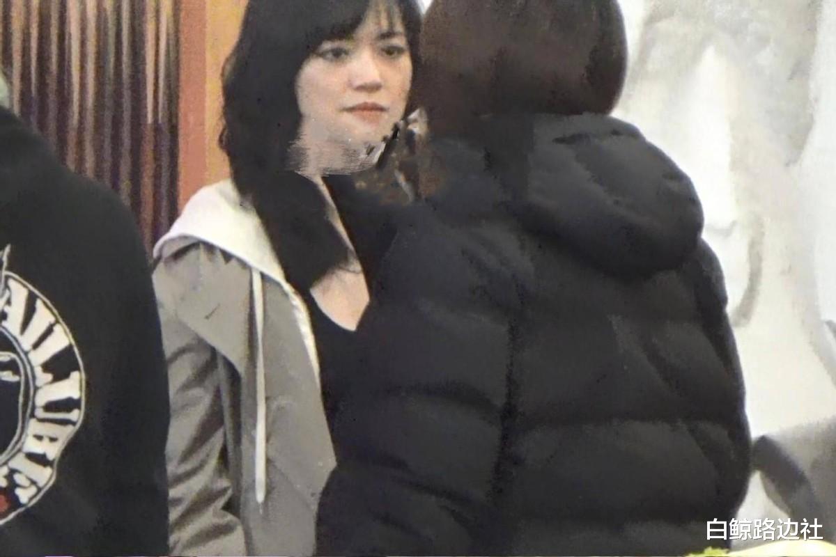 张钧甯|42岁姚晨新剧路透曝光！化烟熏妆气质大变，对男演员撇嘴皱纹明显