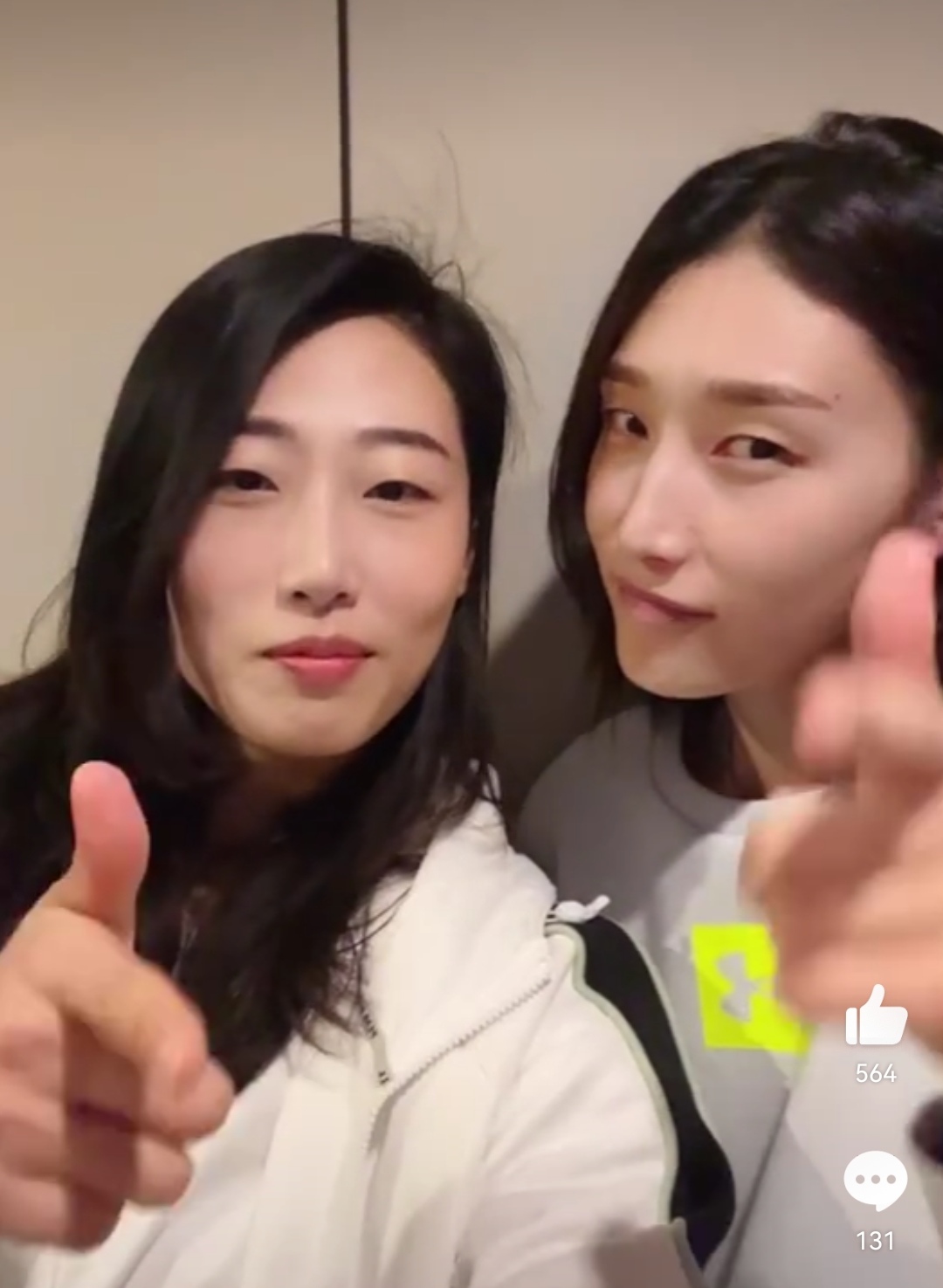 刘晏含|刘晏含与金软景合体，两人酷似孪生姐妹，刘晏含又被“调侃”