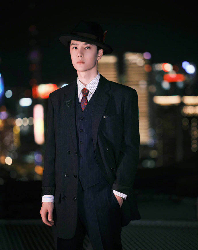 王一博|酷帅！王一博上海滩氛围感大片曝光，一身西服礼帽造型挺拔身材