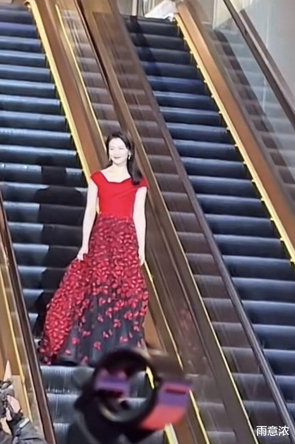 刘涛|43岁刘涛穿红裙白到发光，状态不输小14岁蓝羽，被女粉表白好淡定