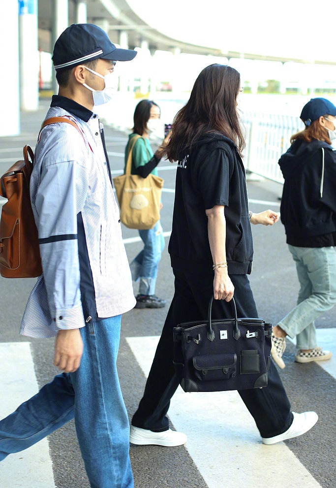 一街拍|袁咏仪夫妇秀恩爱，袁咏仪素颜好显老，张智霖全程小跟班太甜蜜