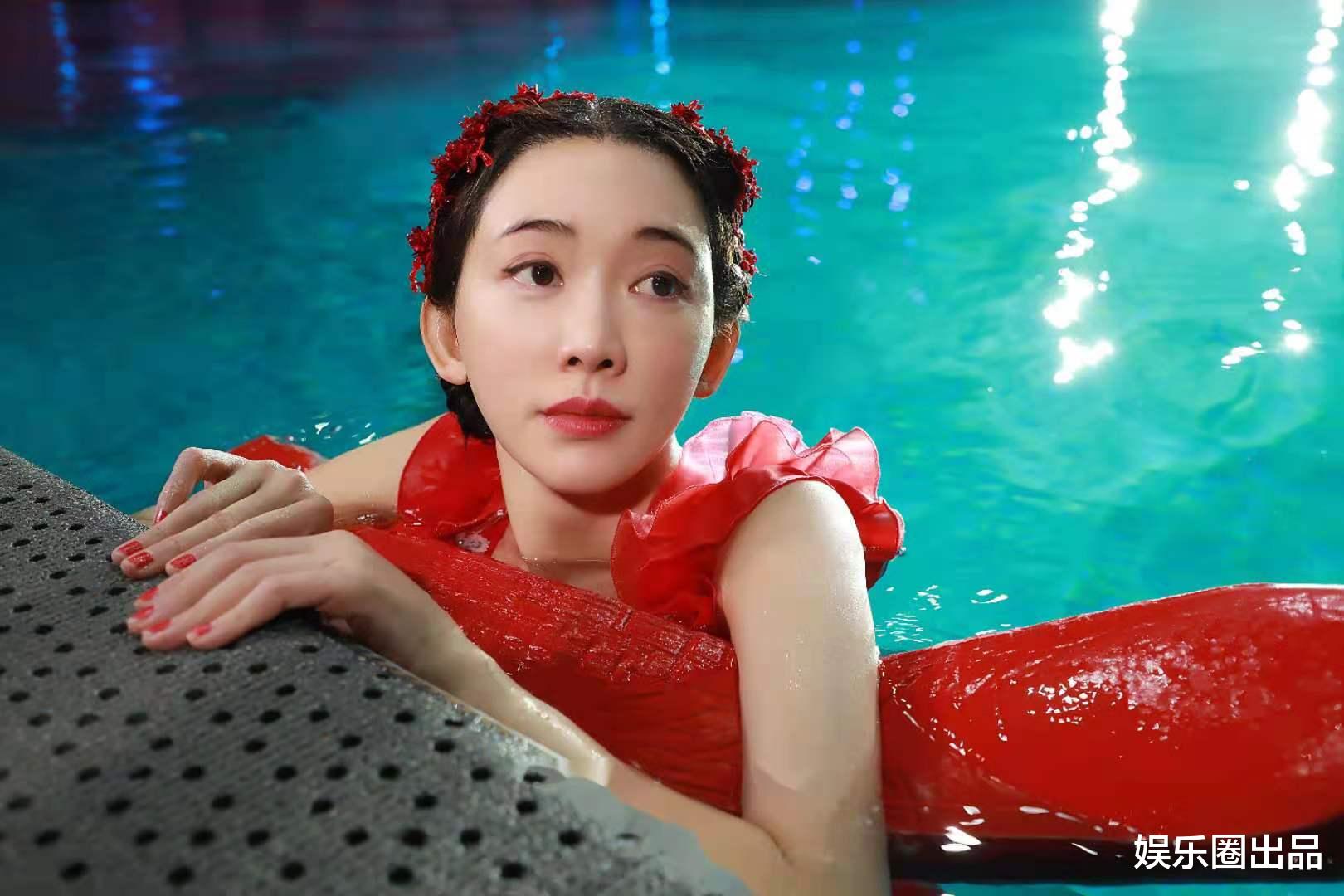 邓伦|林志玲在水中拍大片，穿红色泳衣气质优雅，百人共舞场面壮观