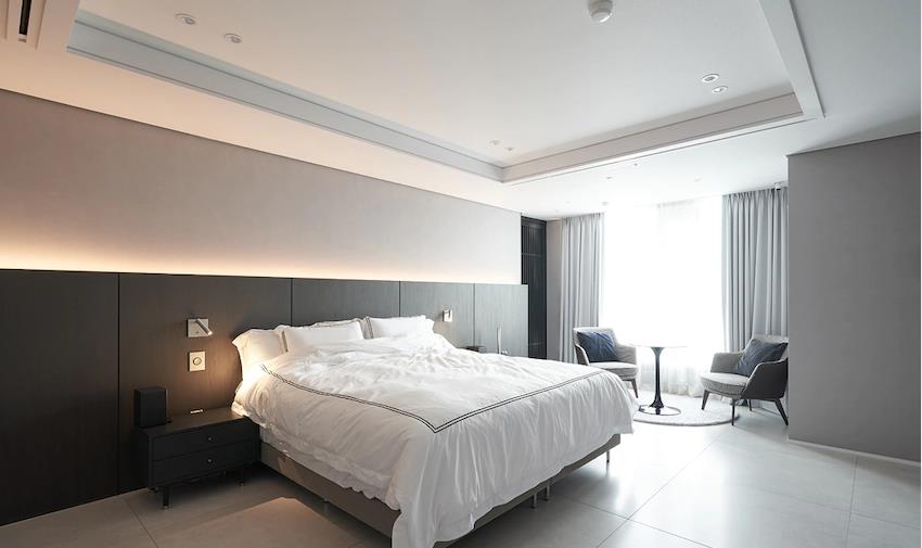 186㎡大平层,用曲面玻璃围出多功能厨房,清爽简洁,走在潮流前端