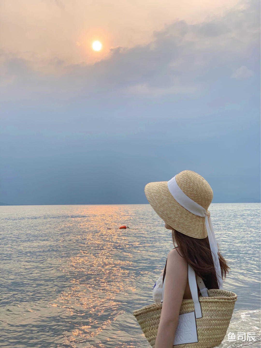 鱼司辰|今夏，女神都在这么穿，印花上衣搭配牛仔裤简约利落，美如初恋