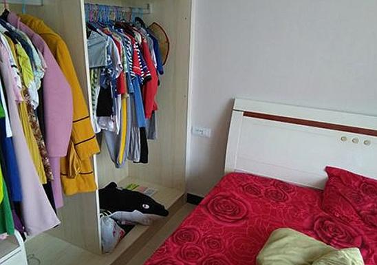 参观堂姐省城的新家,满屋大白墙,衣柜没装门,活得太憋屈!