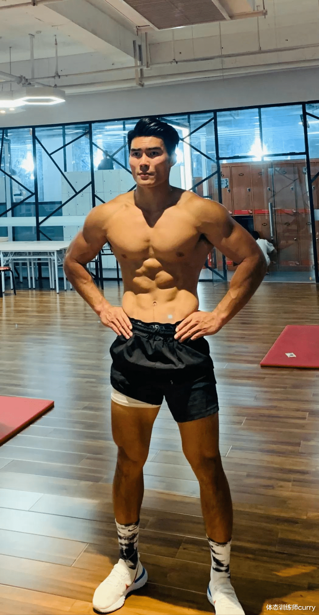 盆腔炎|护士为“肌肉学长”接种新冠疫苗引围观,场面竟一度失控…