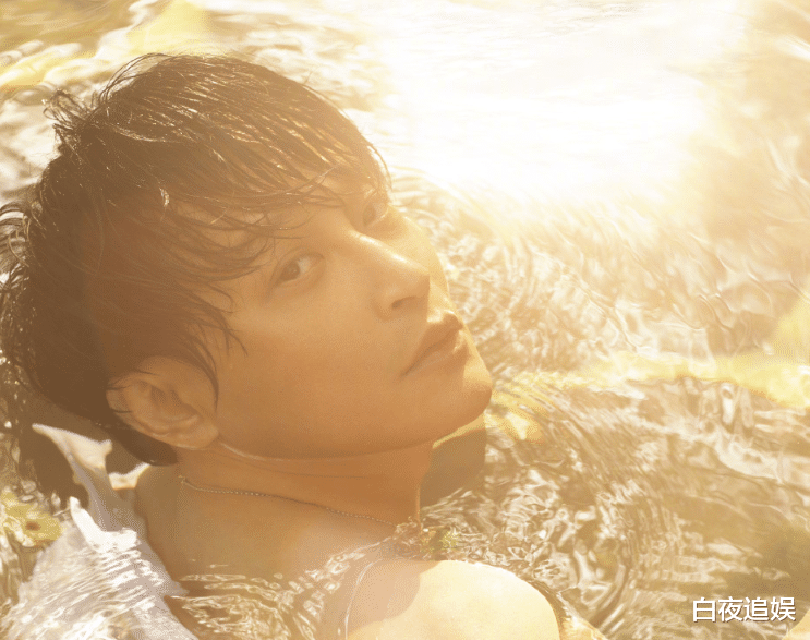 陈志朋|50岁陈志朋被指撞脸张国荣，减肥后不穿奇装怪服，连路人都说帅