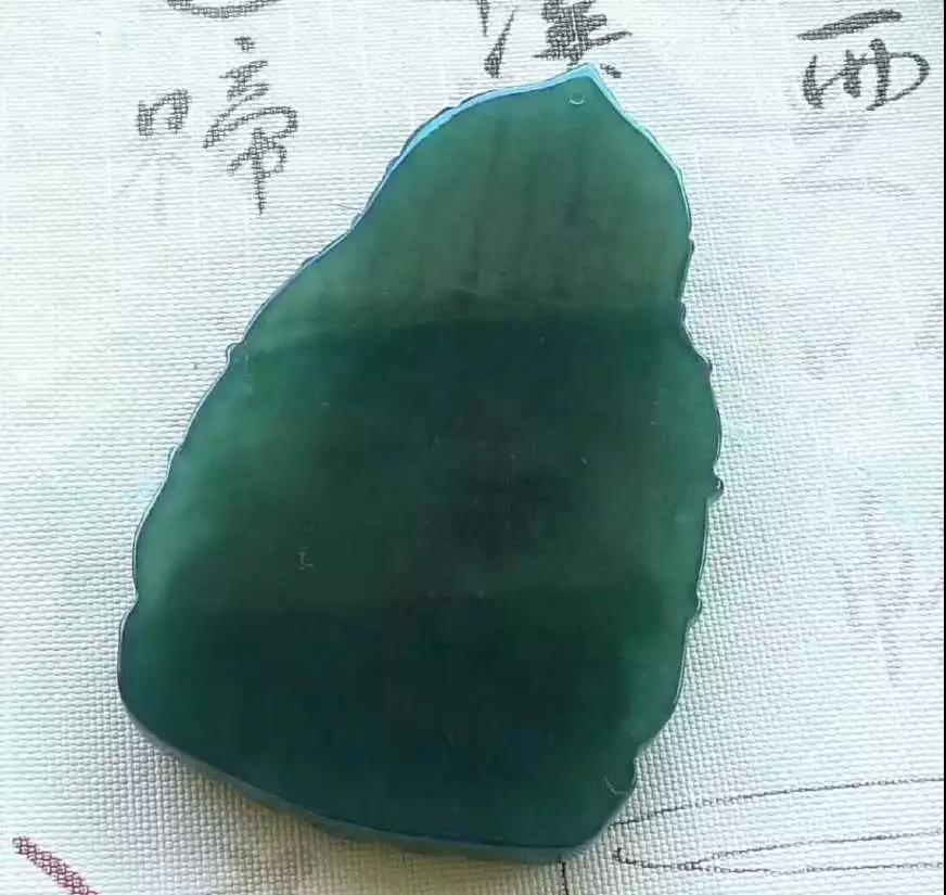 翡翠|没人看好的黄皮壳翡翠小石，扒皮后出再高的价都不卖！