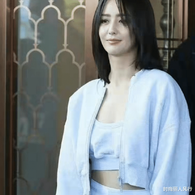 佟丽娅|佟丽娅这次“装嫩”终于顺眼了！穿女团装没翻车，剪短发太年轻