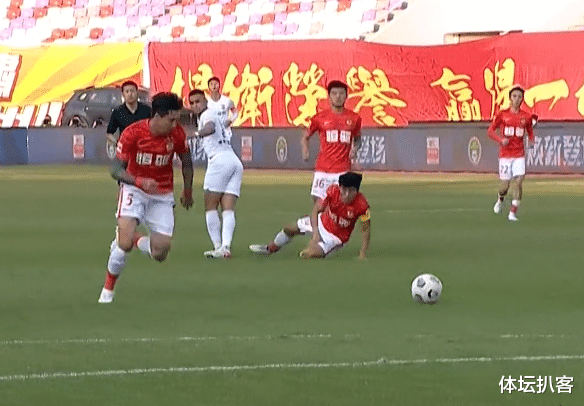 杨超声|中超罕见空门不进！过门将后踢飞，躺地捂脸懊恼，郑智遭戏耍摔倒