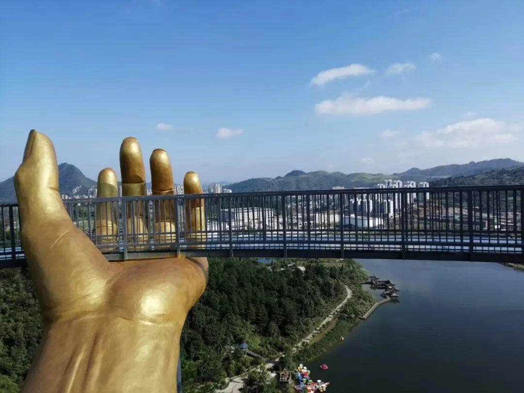 一起六六 贵州最奇葩的一座桥:投资十亿建成,被两只金色大手抬起桥面!