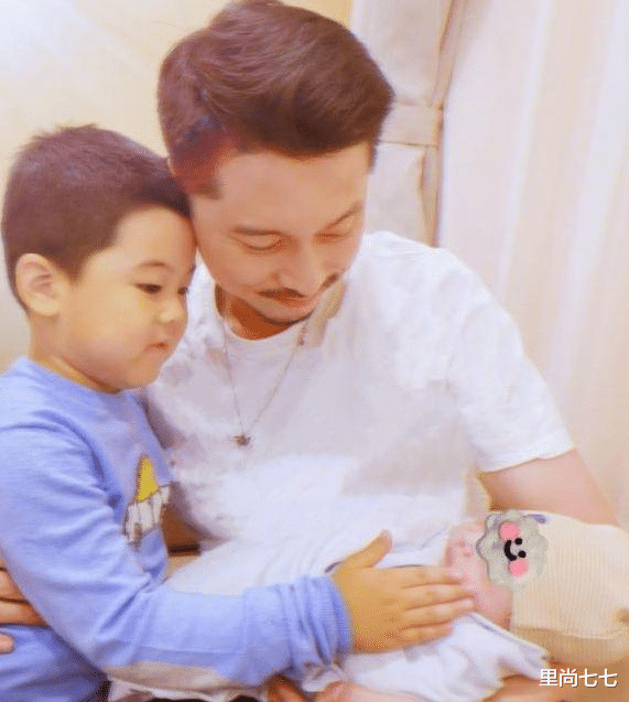 李小萌|王雷大办生日宴，二胎正脸曝光，李小萌产后20天脸型暴瘦大变样