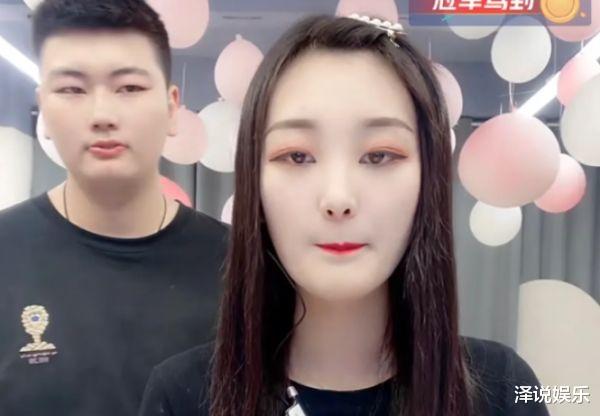 朱之文|朱之文儿媳前面直播，儿子在后面与女助理举动引热议，到底谁该反省