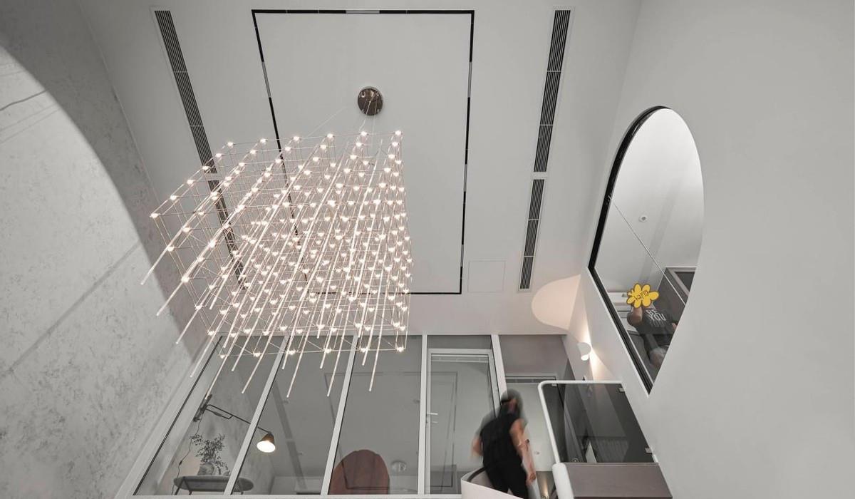 看来看去还是黑白灰最高级，跃层125㎡搭配旋转楼梯，好有优雅范！